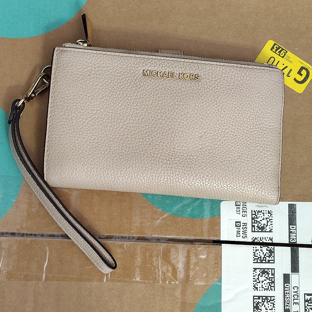 Michael Kors Blush Pink Leather Wristlet Wallet with Gold Hardware - Picture 7 of 8